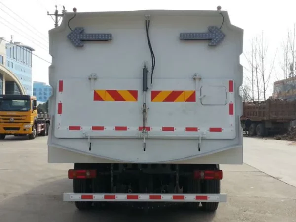 DONGFENG Street Sweeper Vacuum Truck Back