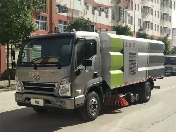 HYUNDAI Street Washing Sweeper Truck Head Left