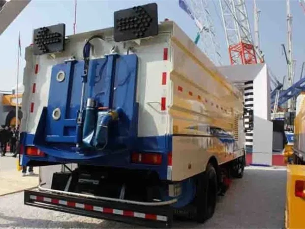 DONGFENG Large Road Sweeping Truck Back Details