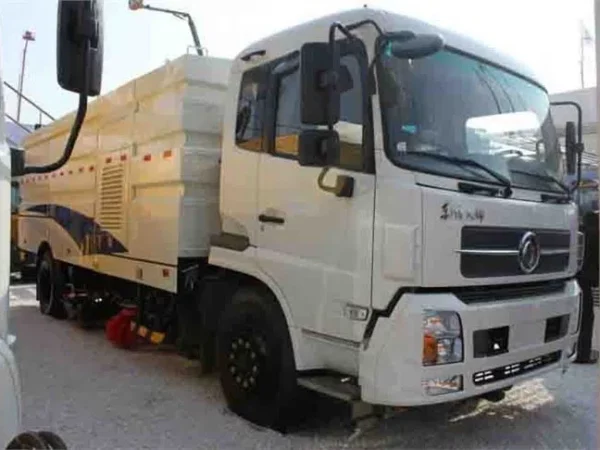 DONGFENG Large Road Sweeping Truck Back Side Head