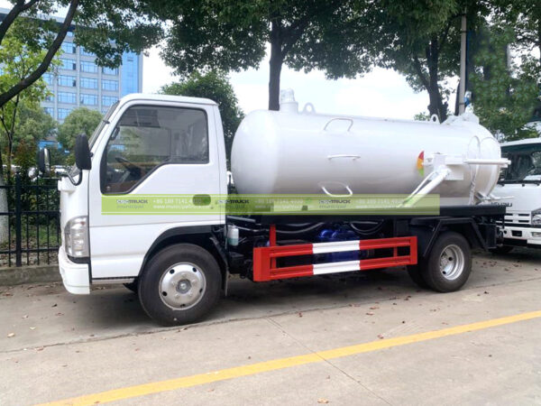 ISUZU 8 Ton Sewage Vacuum Truck Right Side
