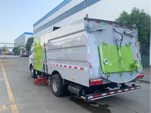 DFAC Small Road Sweeper Washing Cleaning Truck Back