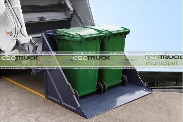 Rear Loader Garbage Truck Triangular bucket loading