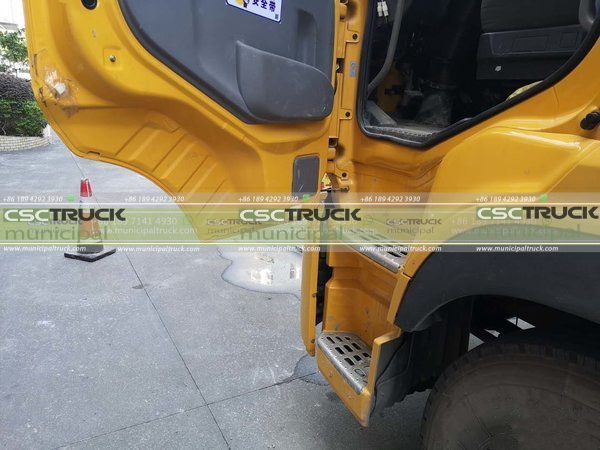 A Powerful Tool for Making Money DONGFENG Tianlong Vacuum Sewage Truck Pedals