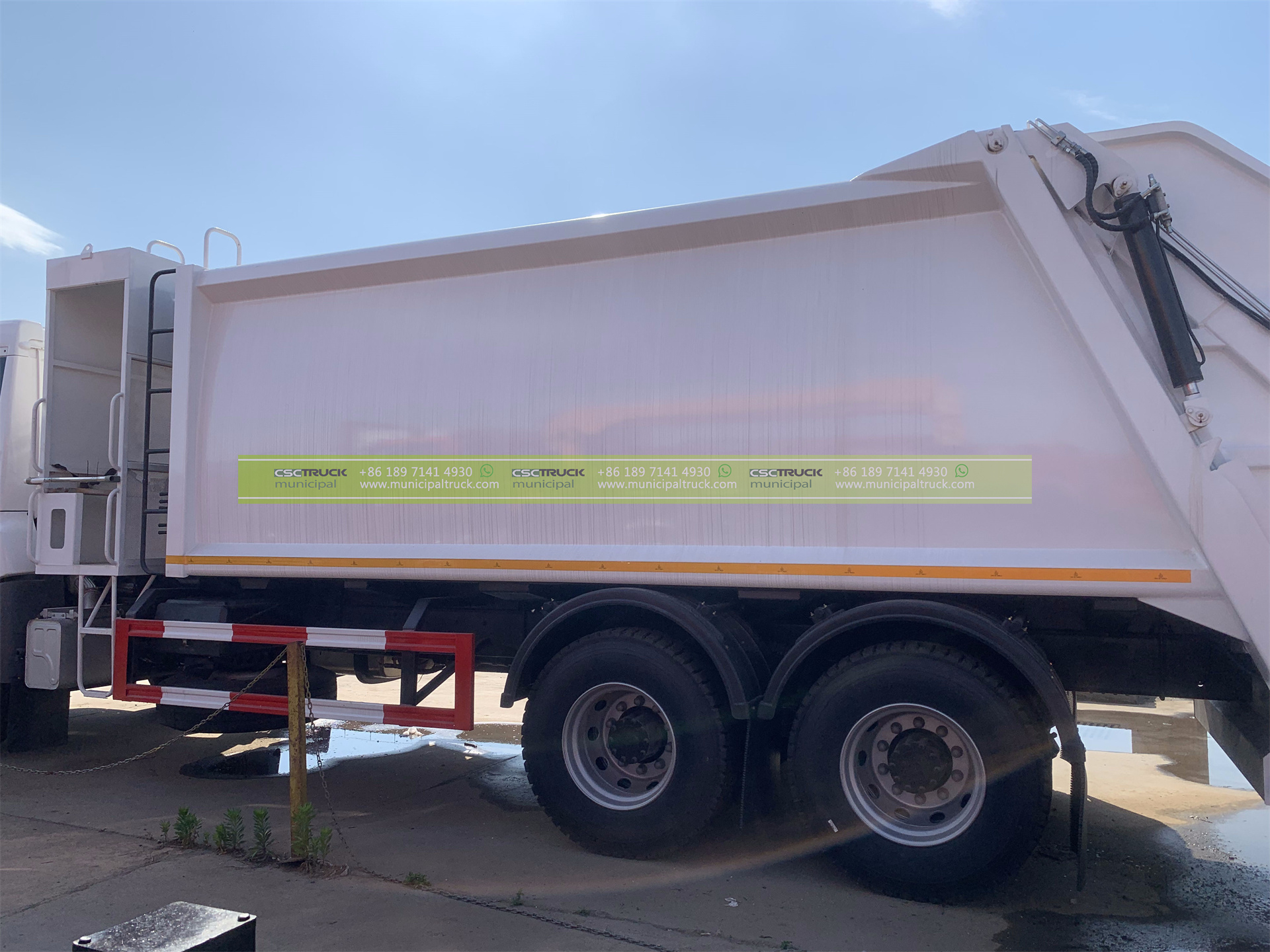 FAW 18CBM Solid Waste Disposal Truck Back Right Side FAW 18CBM Solid Waste Disposal Truck Back Right Side