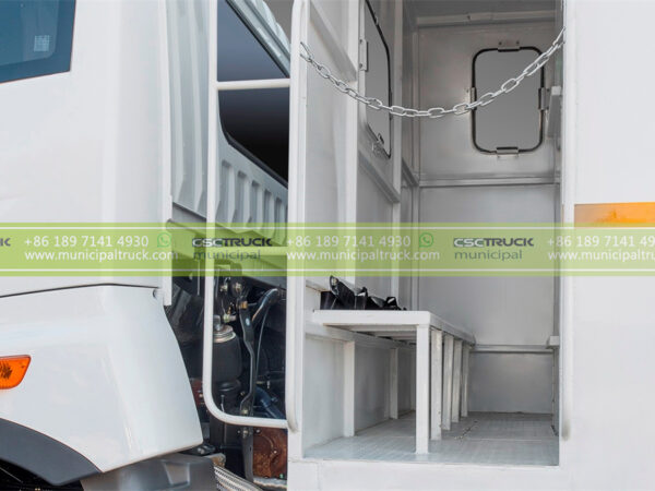 FAW 20CBM Rear Loader Refuse Truck Worker Place