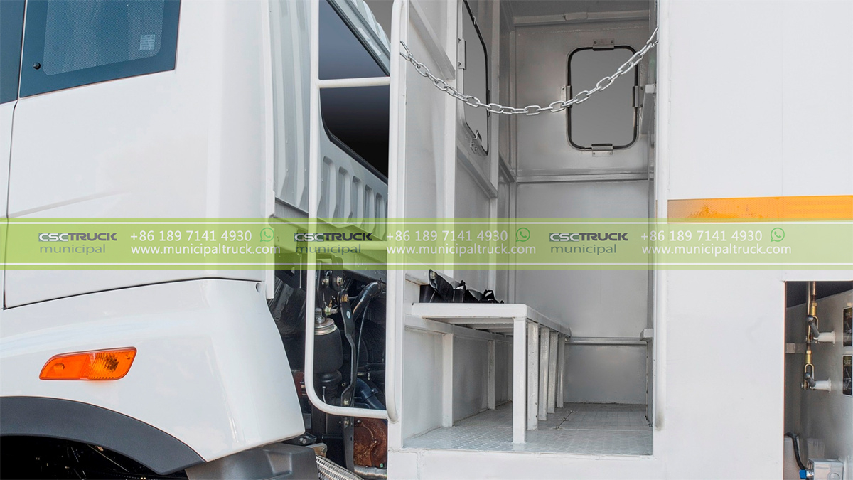 FAW 20CBM Rear Loader Refuse Truck Worker Place FAW 20CBM Rear Loader Refuse Truck Worker Place