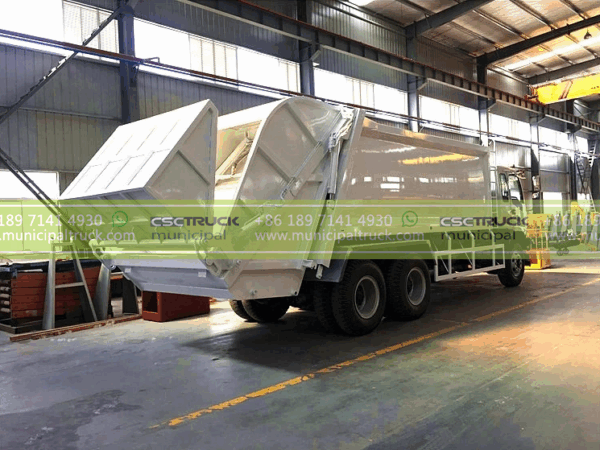 ISUZU Forward Garbage Compactor Vehicle Back