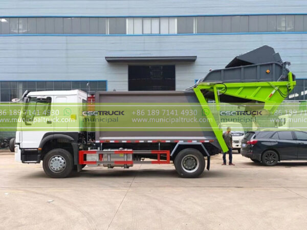 SINOTRUK 12CBM Rear Loader Garbage Truck Working