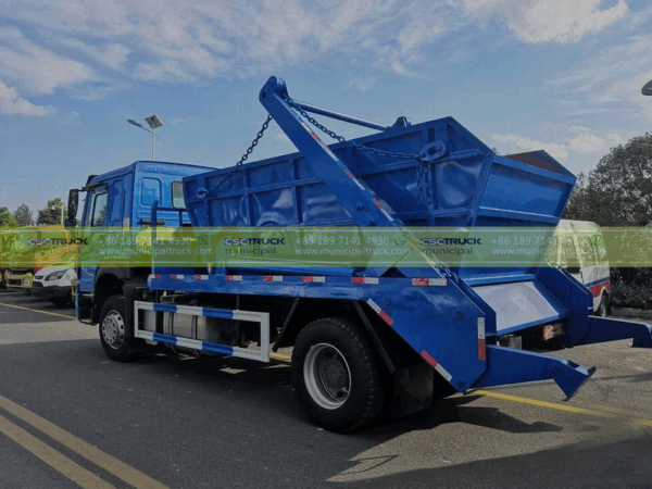 SINOTRUK 12CBM Skip Loader Garbage Truck Working