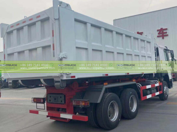 SINOTRUK 16T Hook Loader Garbage Truck Back Side