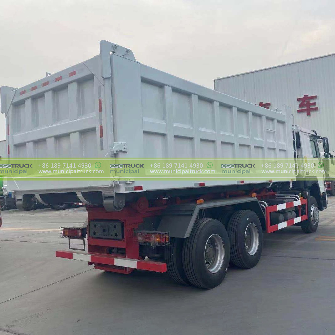 SINOTRUK 16T Hook Loader Garbage Truck Back Side SINOTRUK 16T Hook Loader Garbage Truck Back Side