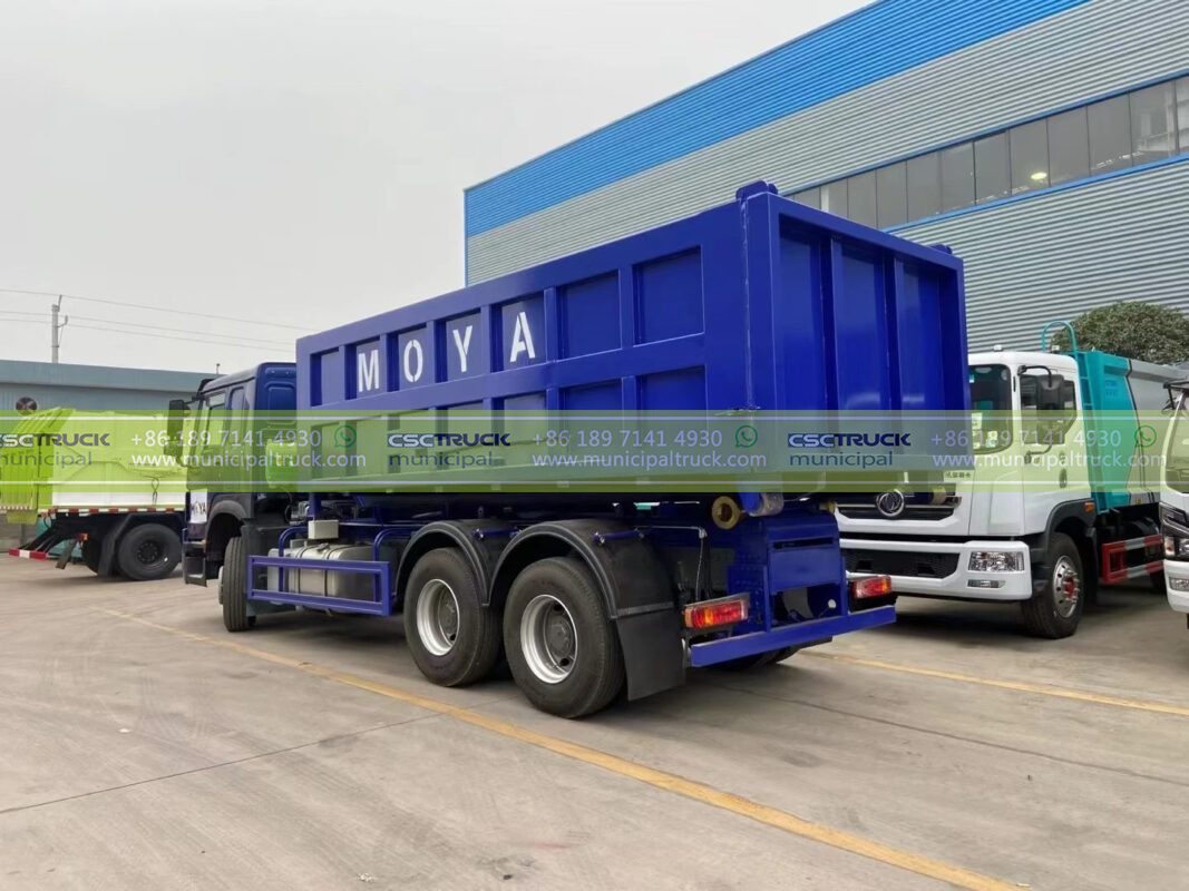 SINOTRUK 18T Hook Lift Garbage Truck Back