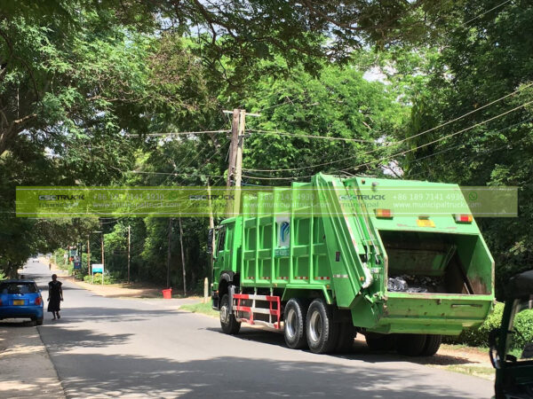SINOTRUK Municipal Refuse Compactor Truck Transporting