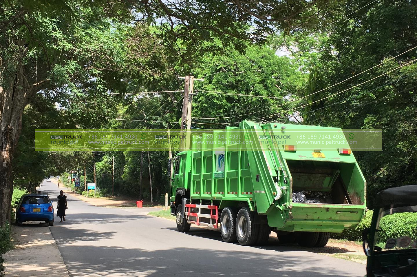 SINOTRUK Municipal Refuse Compactor Truck Transporting SINOTRUK Municipal Refuse Compactor Truck Transporting