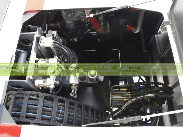 DONGFENG Road Fence Cleaner Truck Inside