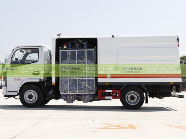 DONGFENG Road Fence Cleaner Truck Tank