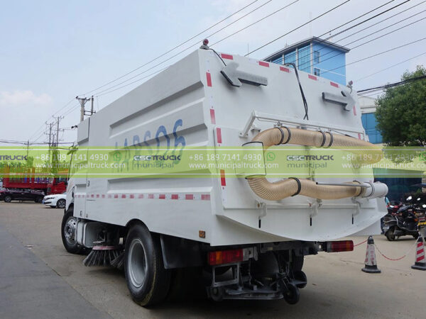 FAW Multifunctional Street Sweeper Truck Back