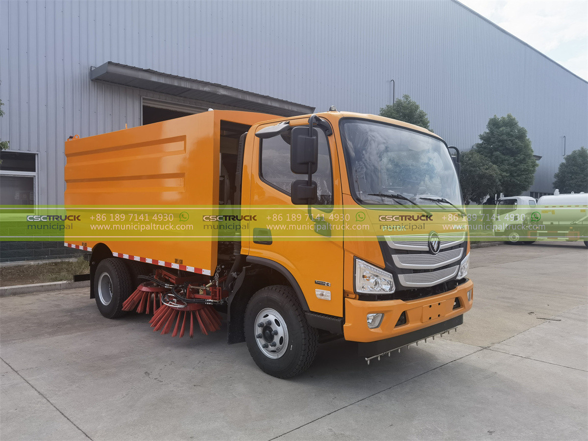 FOTON Aumark Street Sweeper Truck Right View FOTON Aumark Street Sweeper Truck Right View