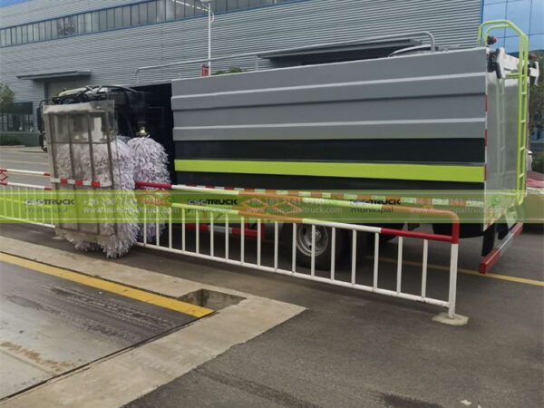 ISUZU 5CBM Fence Cleaning Truck Working