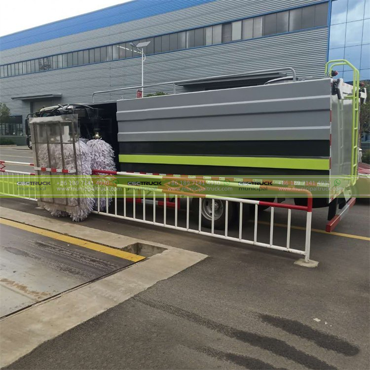 ISUZU 5CBM Fence Cleaning Truck Working