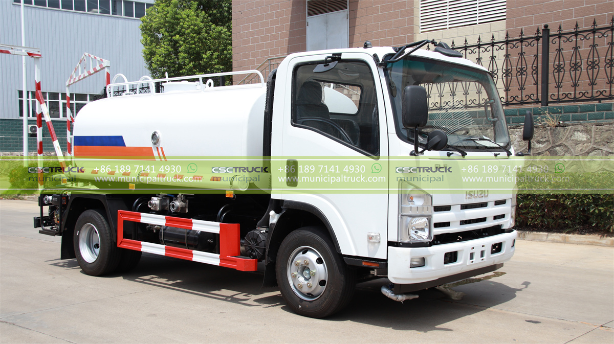 ISUZU 8,000L Water Sprinkler Truck Right View ISUZU 8,000L Water Sprinkler Truck Right View