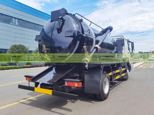 SINOTRUK 10,000L Vacuum Sewage Tanker Truck Back Details
