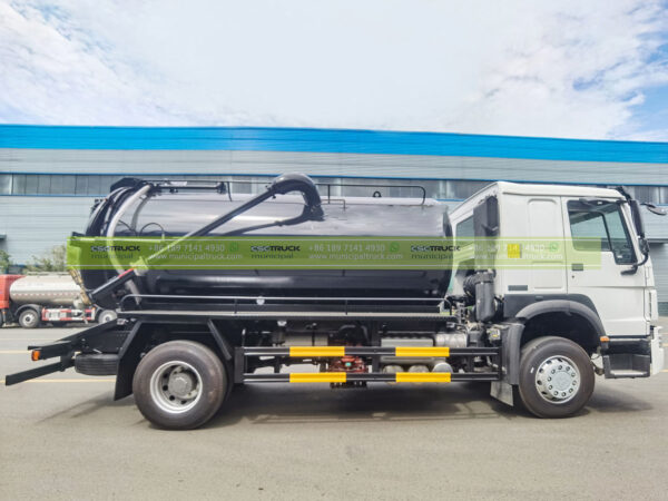 SINOTRUK 10,000L Vacuum Sewage Tanker Truck Side