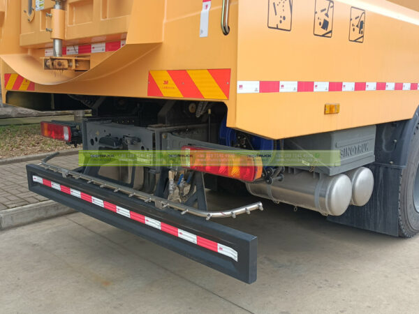SINOTRUK 20CBM Road Sweeper Truck Back Details