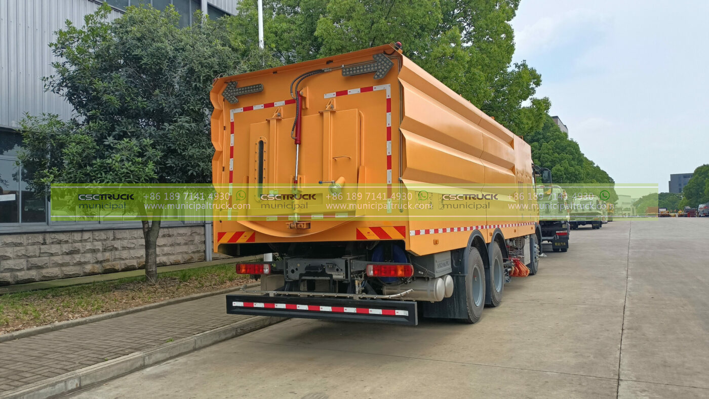 SINOTRUK 20CBM Road Sweeper Truck Back