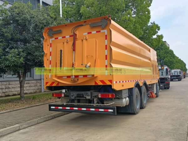 SINOTRUK 20CBM Road Sweeper Truck Back