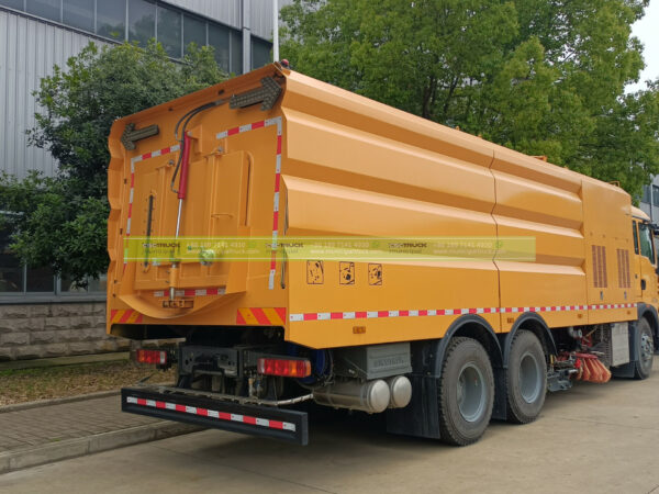 SINOTRUK 20CBM Road Sweeper Truck Side