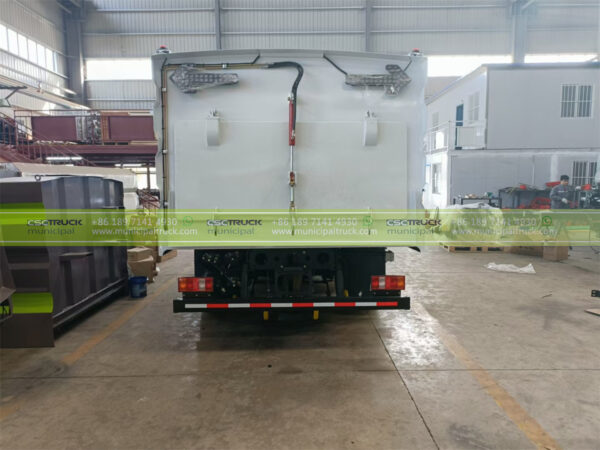SINOTRUK 5CBM Street Sweeper Truck Back