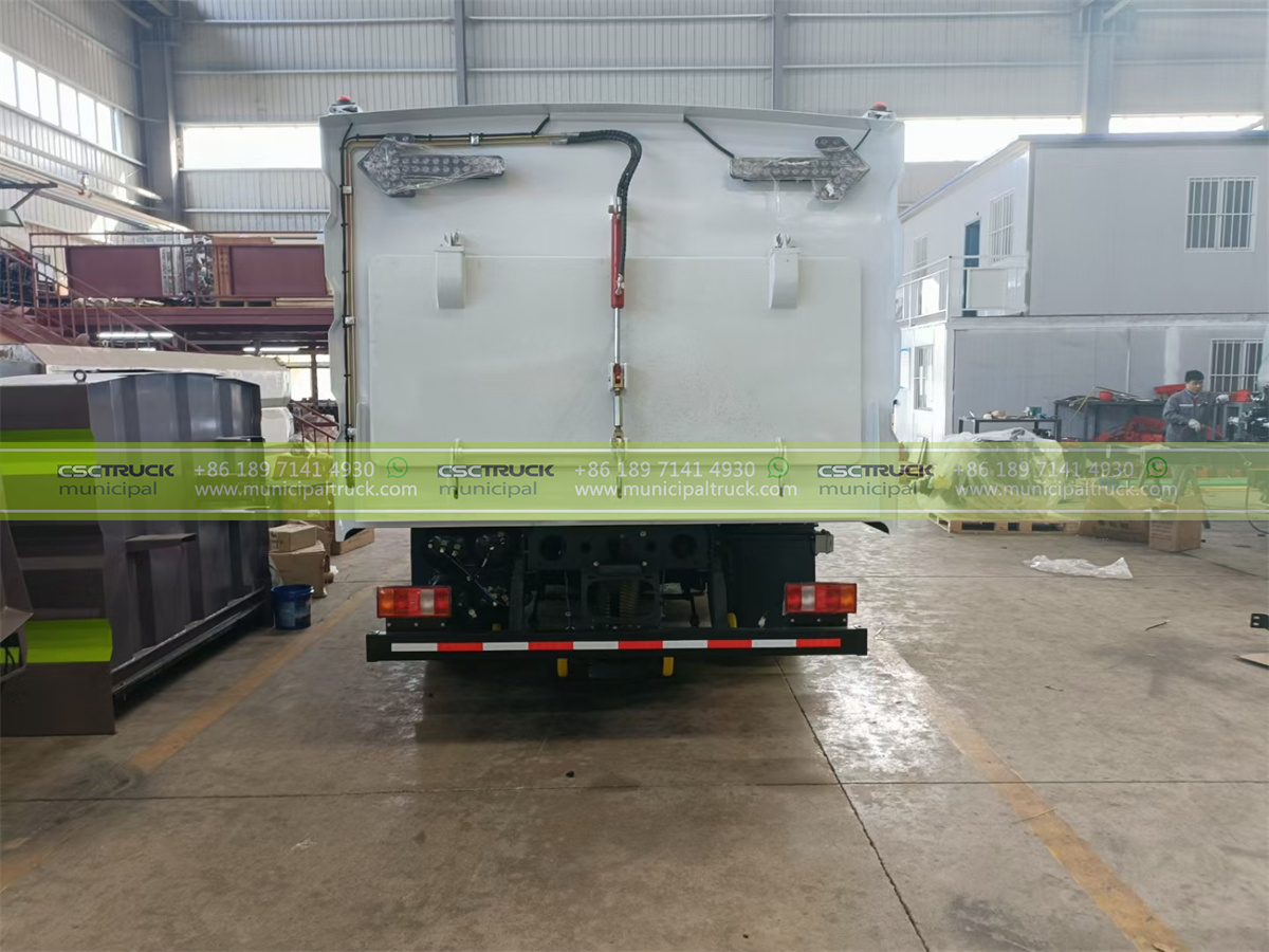 SINOTRUK 5CBM Street Sweeper Truck Back SINOTRUK 5CBM Street Sweeper Truck Back