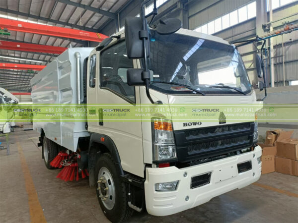 SINOTRUK 5CBM Street Sweeper Truck Right