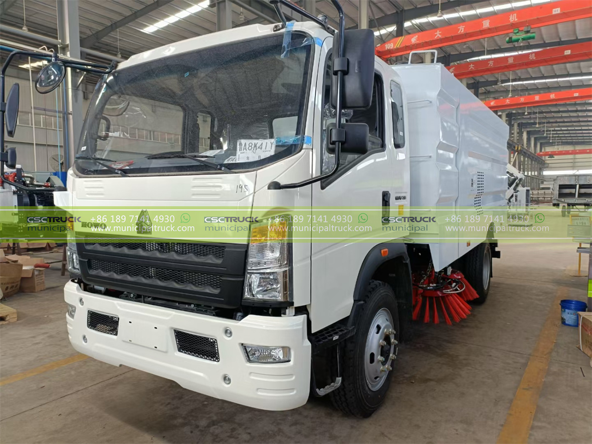SINOTRUK 5CBM Street Sweeper Truck SINOTRUK 5CBM Street Sweeper Truck