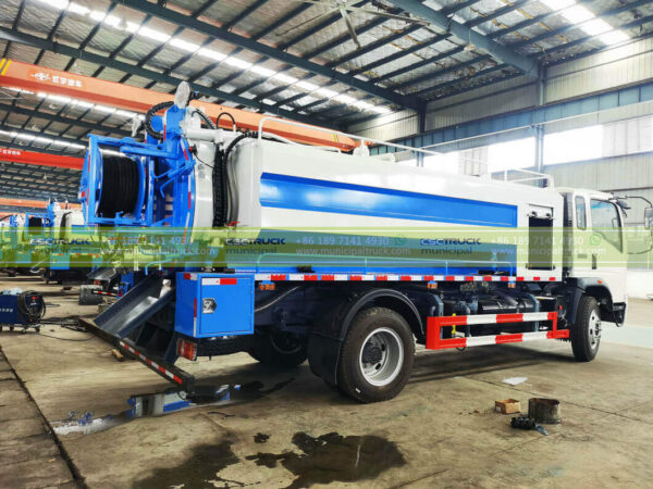 SINOTRUK 6,000L Combined Jetting Sucker Truck Tank Back