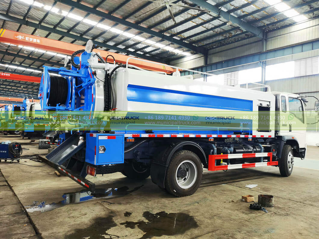 SINOTRUK 6,000L Combined Jetting Sucker Truck Tank Back SINOTRUK 6,000L Combined Jetting Sucker Truck Tank Back