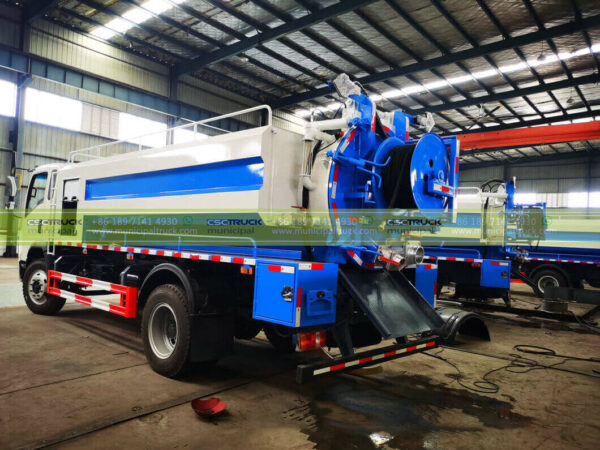 SINOTRUK 6,000L Combined Jetting Sucker Truck in Work Factory