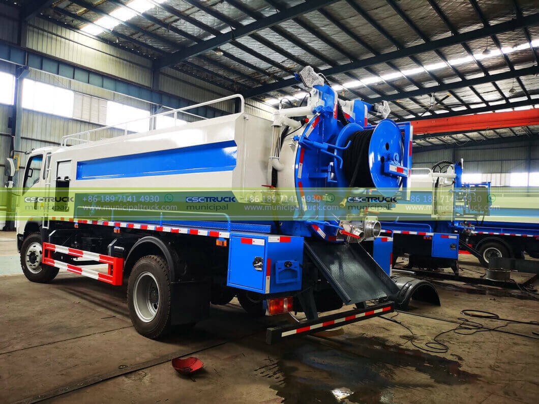 SINOTRUK 6,000L Combined Jetting Sucker Truck in Work Factory SINOTRUK 6,000L Combined Jetting Sucker Truck in Work Factory