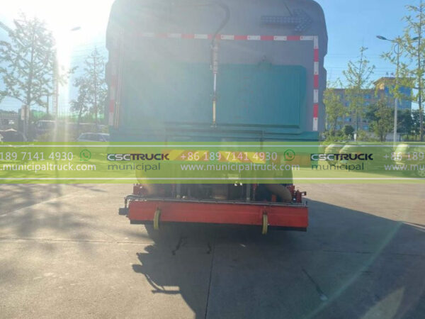 SINOTRUK Dry Clean Sweeper Truck Back
