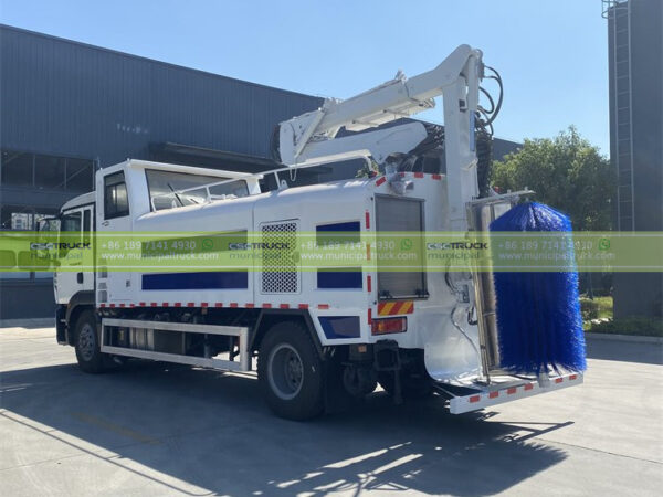SINOTRUK Road Fence Cleaning Truck Back