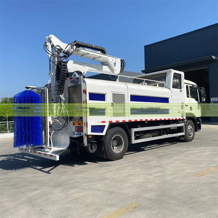 SINOTRUK Road Fence Cleaning Truck Back Left