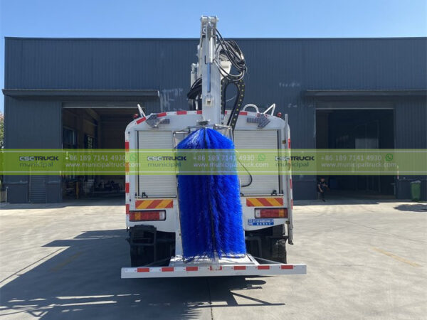 SINOTRUK Road Fence Cleaning Truck Back View