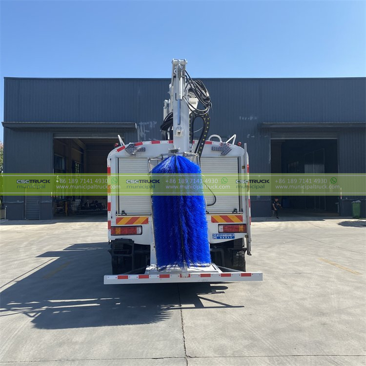 SINOTRUK Road Fence Cleaning Truck Back View SINOTRUK Road Fence Cleaning Truck Back View