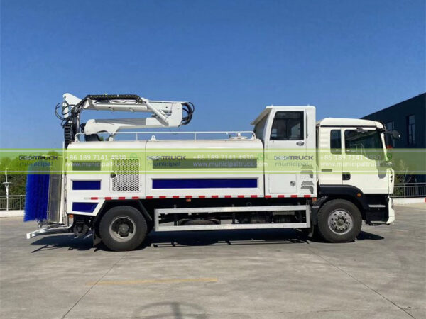 SINOTRUK Road Fence Cleaning Truck Side