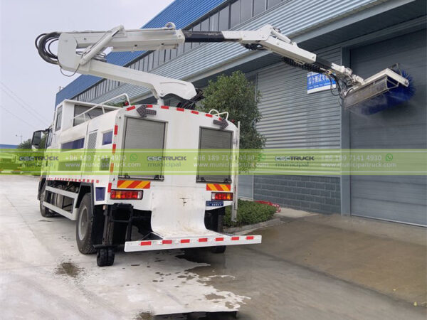 SINOTRUK Road Fence Cleaning Truck Working