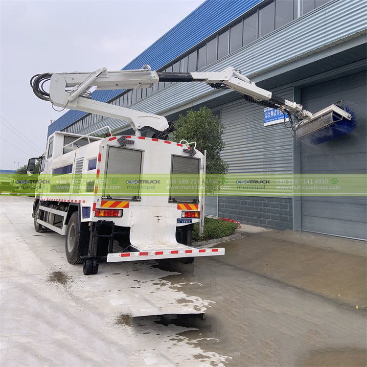 SINOTRUK Road Fence Cleaning Truck Working SINOTRUK Road Fence Cleaning Truck Working