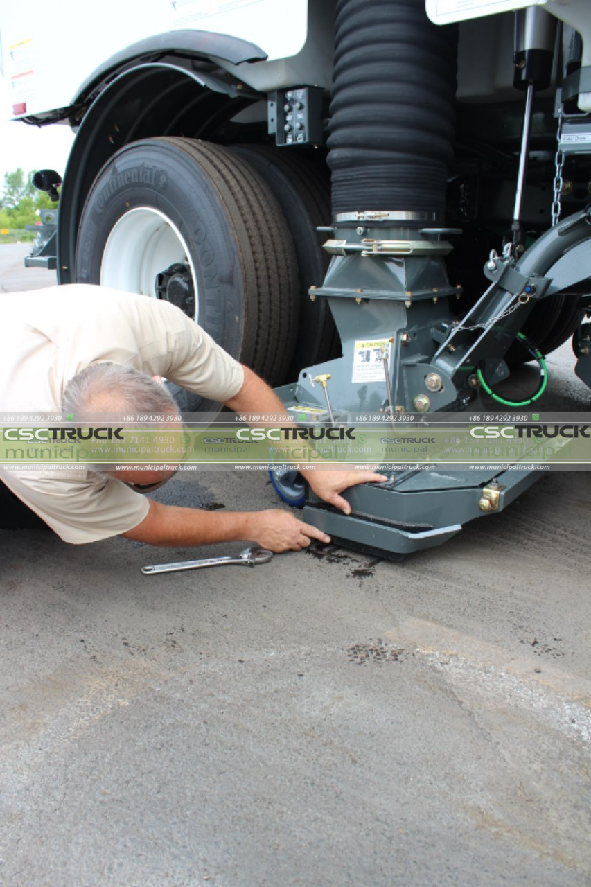 regular sweeper truck maintenance (7).jpg