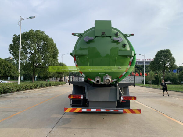 SINOTRUK Vacuum Sewer Truck 18000L Back Tank